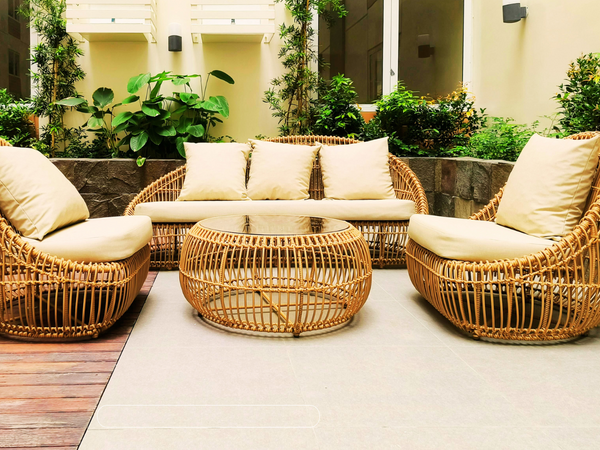 Móveis de vime para decoração de interiores e áreas externas na Via Rosa House & Garden.